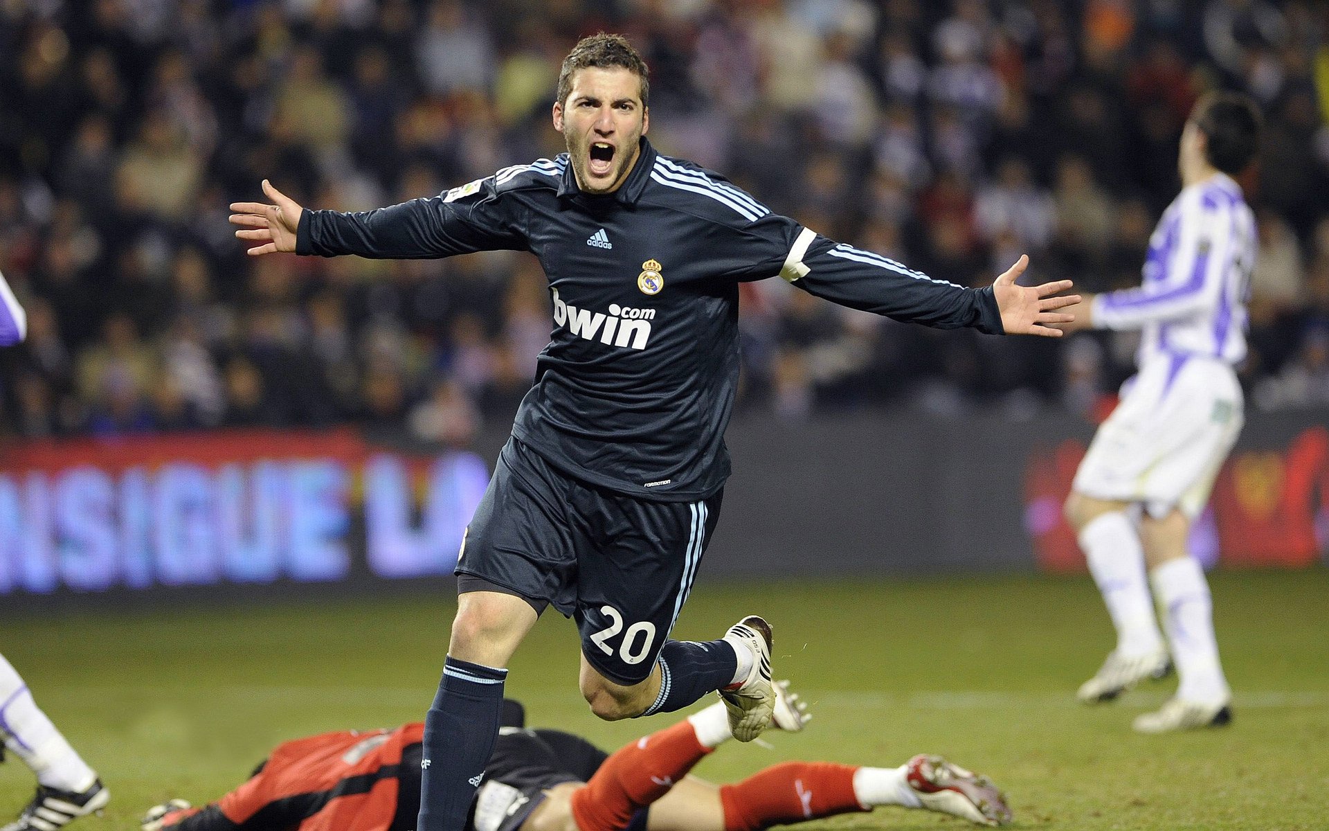 拜仁坚持4-2-3-1，稳定中见变化，拜仁四连冠